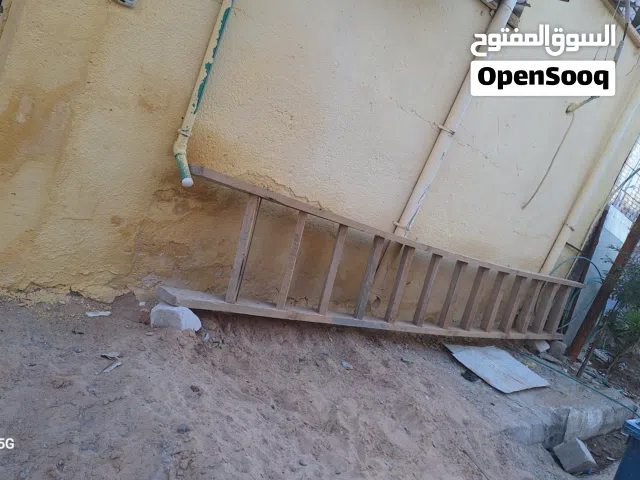 درج خشب كبير.