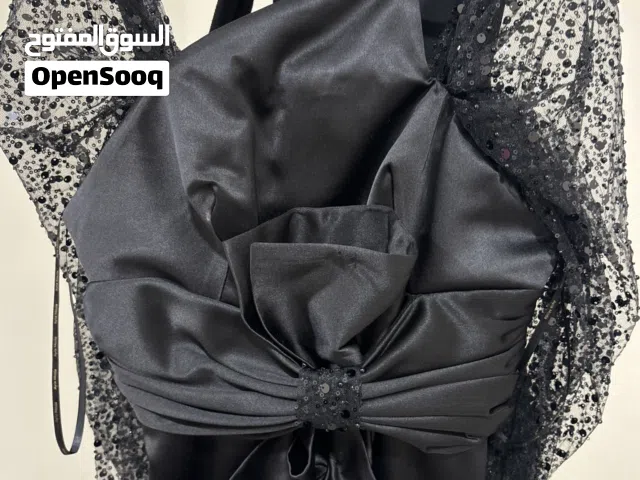 فستان سهرة ستان أسود راقي مع وشاح تور مشكوك