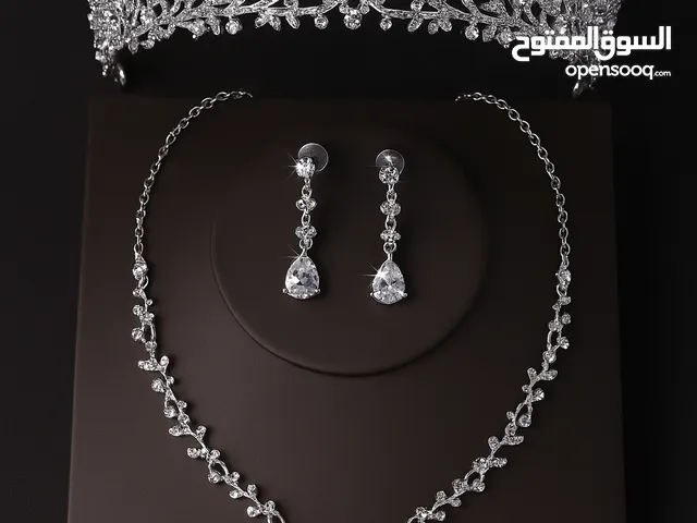 طقم العروس الملكي – تاج ملكي مرصع بكريستال الراين البراق قلادة أنيقة تنسدل بجمال على الرقبة أقراط