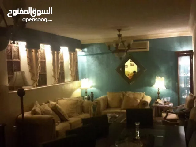 شقة فارغة مع حديقة كبيرة للايجار