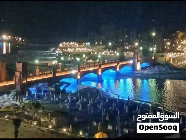 شاليه غرفتين صف اول علي البحر بالمعموره الشاطي  مكيف