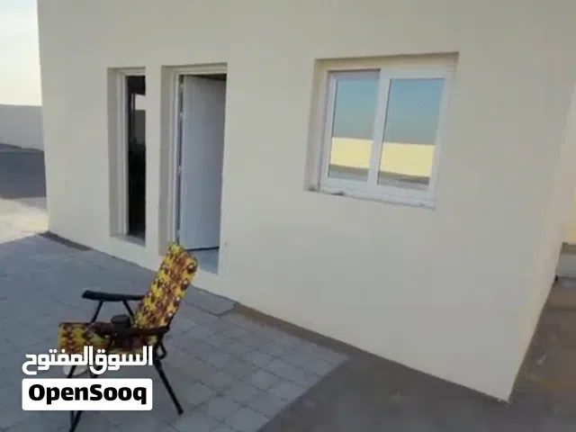 للإيجار ارض صناعيه الصجعه مسوره وفيها كهربا وغرفه 10،000 قدم