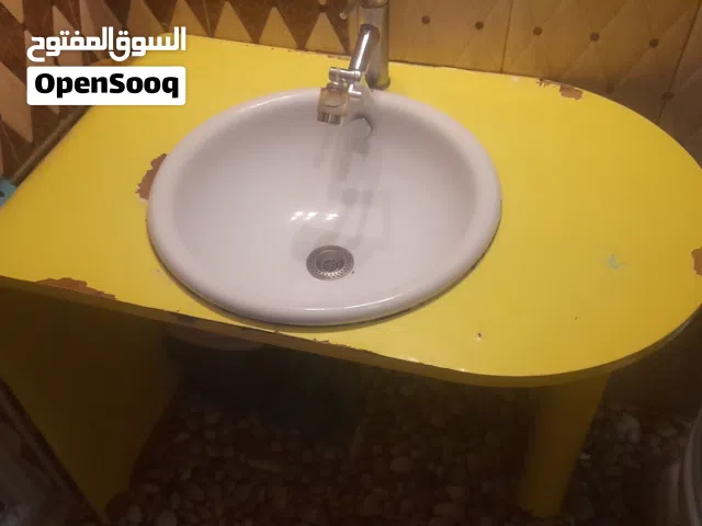 مغسلة مع بطارية وبرابيشها وسيفونها
