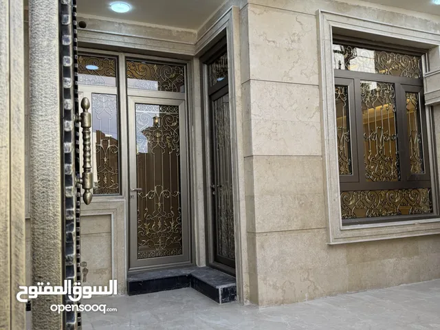 بيت للبيع بناء جديد في الاكوات الثالثه قرب قريب ع حديقه ومجمع النرجس