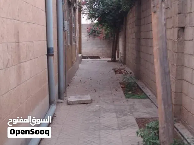 فله *للبيع في الاصبحي  * شارع 14 متر * الواجهه 22 متر * 16.5 لبنة. سعر البنه 18 توصل