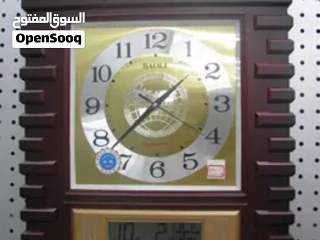 النوع: ساعة حائط / مكتبية الشكل: مربعة التصميم: كلاسيكي بزخارف جانبية تشبه الخشب اللون: بني داكن مع