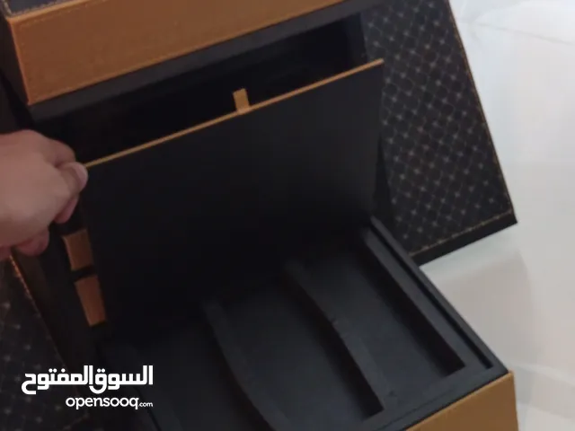 علبة خشبية: أنيقة وفخمة، مناسبة لهواة جمع العطور Wooden box: elegant and luxurious, suitable for per