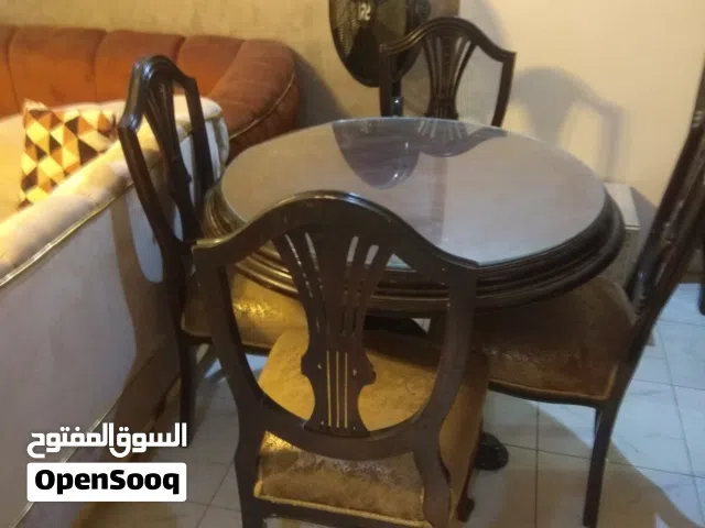 ترابيزة سفره مودرن دائرية+4 كراسى تنجيد جديد حالة جيدة جدا +الزجاج الخاص بها