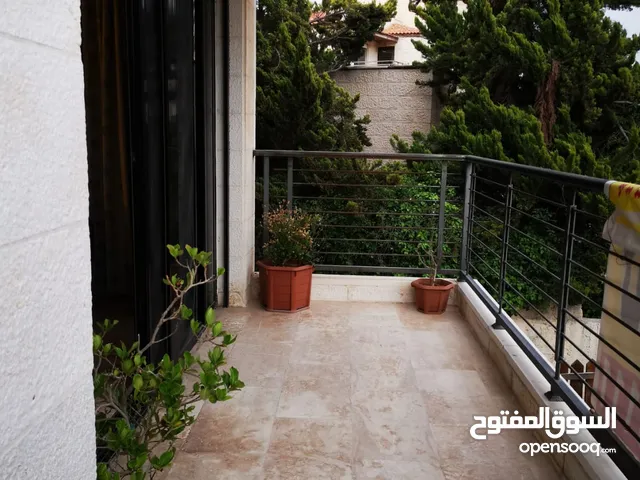 شقة ارضي معلق فخمة في #عبدون ..  مع حديقة و ترس (للايجار) مفروشة / 150م