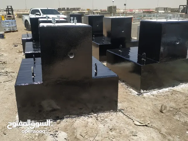 حواجز خرسانية سفتى وقواعد انارة ومنهول وقواعد مظلات وقواعد محولات كهرباء