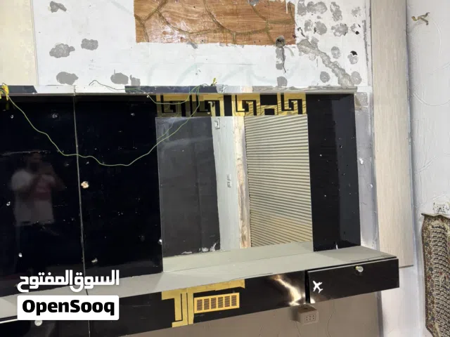 مرايتين للبيع مع الادراج شغل صالون حلاقة او صالون تجميل