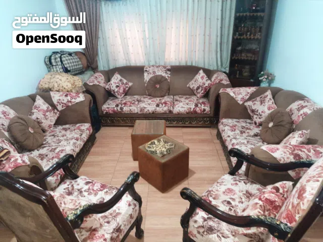 كنب تسع مقاعد مع ثريات