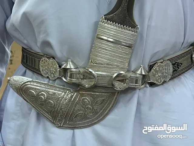 خنجر عليها زراف هندي صافي قياس 5.5 عليها نصله قديمه وحاده