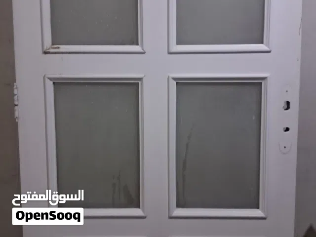 باب خشبي داخلي باللون الأبيض يحتوي على ستة ألواح زجاجية 1.7×2.7 سمك4