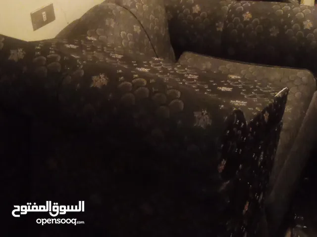 طقم كنب مستعمل وخزانات بلاستيك مستعملة
