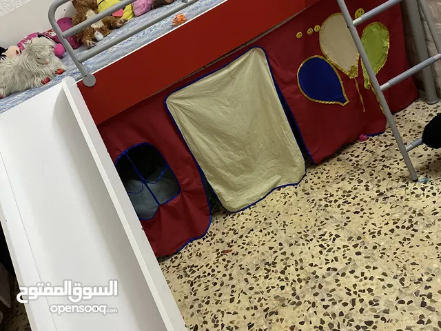 سرير أطفال من هوم كيدز بحالة جيدة جدا للبيع بداعي السفر فقط البيع مستعجل