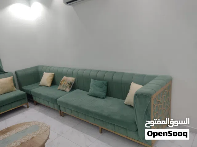 مجلس نظيف مع ستارة وطاولة شاشة مع طاولة كبيره