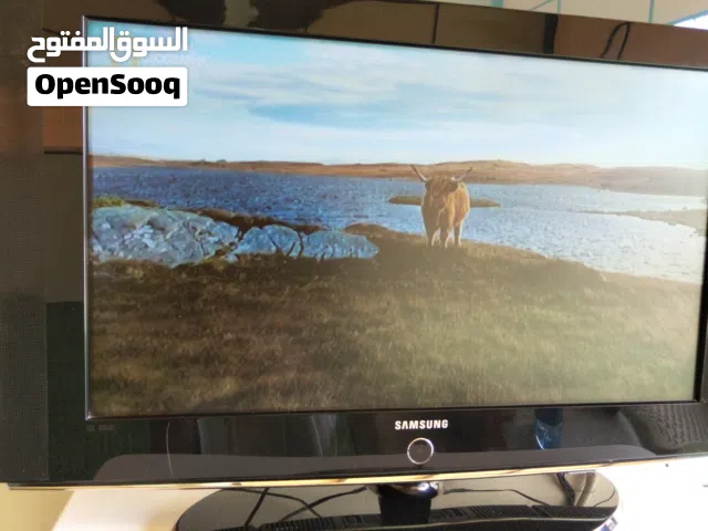 للبيع شاشتين تلفاز مع جهاز دي في دي نظيفة