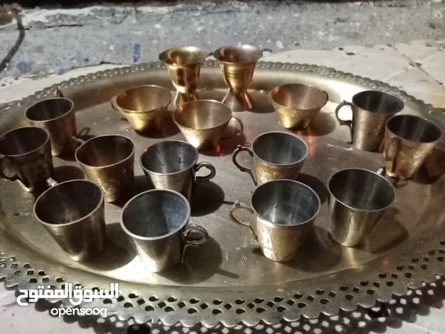 مجموعه من النحاسيات والقطع الانتيكا القديم والتراثي موجود في اربد كفريوبا للبيع كامل أو مفرق