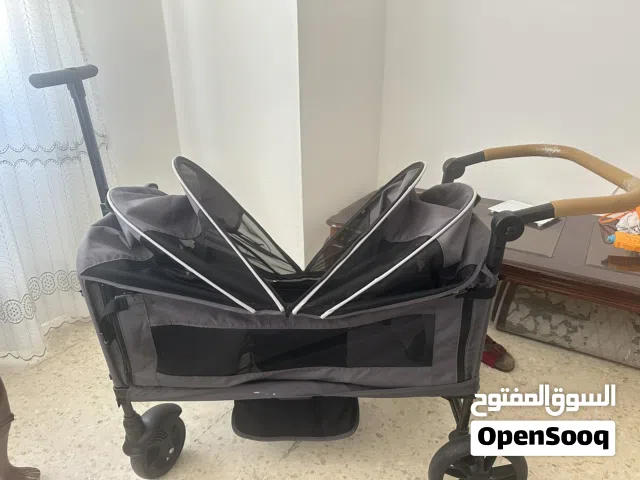 عرباية اطفال مزدوجة جلوس ونوم متقابل قابلة للطي مع يد على الجهتين قابلة للتحرك والتغير مع عجلات عريض