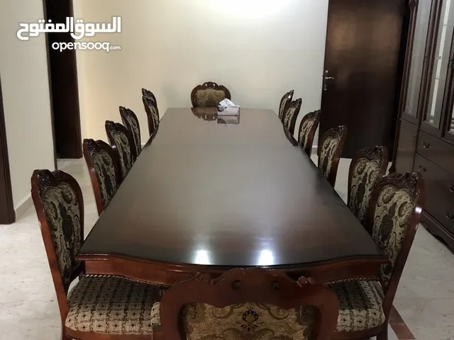 اثاث غرفة سفره كلاسيكيه فاخره 12 كرسي من ( علي عبدالوهاب للأثاث) بحاله ممتازة مع زجاج تفصال مسكرت