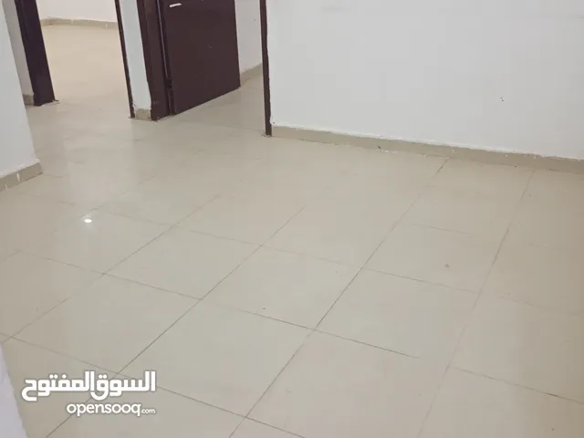 للايجار شقه في حولي خلف مدرسه الجيل الجديد  تامين الكهرباء على الساكن عائلات فقط.