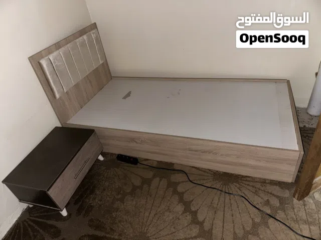 2 اسرّة وجلسة بملحقاتها وطاولة وكاميدوني وخماسية