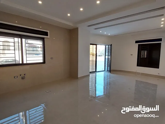 ارضية مع ترس بتشطيب حديث 145 متر بسعر لقطة في القويسمة