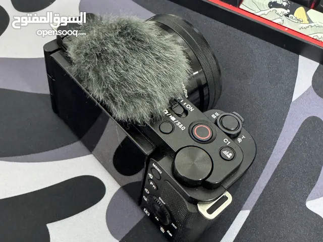 Camera sony ZV-E10 بجودة 4K نظيفه جداً مع ستاند من شركه سوني sony tripod يشبك بتقنيه البلوتوث
