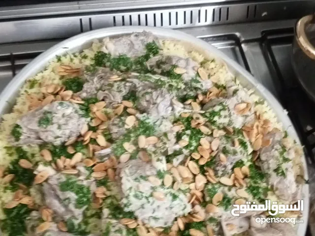 شيف طباخ شرقي وغربي وسلطات ابحث عن عمل خبره في الاكل العربي والسلطات خبره في الفندق