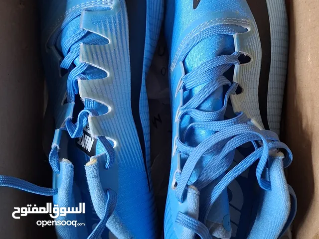 حذاء سنيكرز رياضي للجري حاله جيد جدا