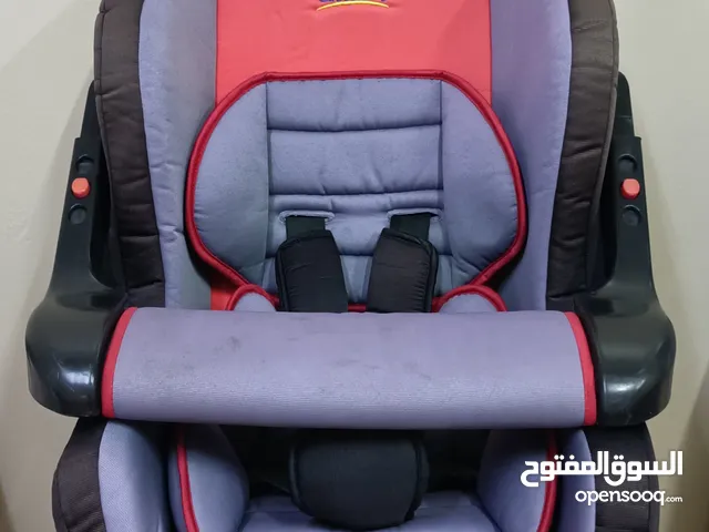 كرسي سيارة اطفال السعر 80 درهم الشارقه المجاز 2 الكرسي شبه الجديد Baby car seat, price 80 dirhams, S