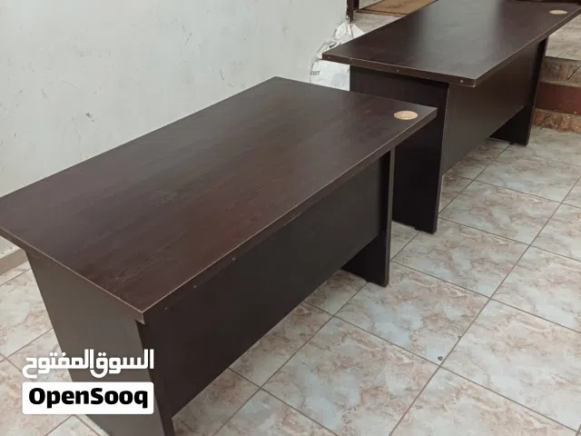 طاولة مكتبية جميلة ومتينة