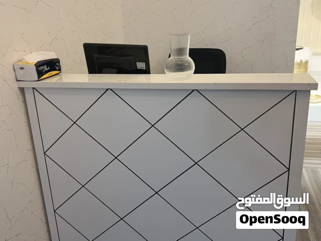 مكتب استقبال للبيع نظيف