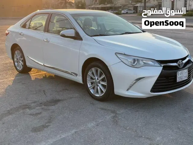 تيوتا كامري موديل 2017 اللون ابيض قير اوتوماتيك الممشى 215 الف