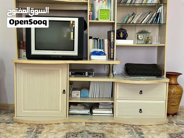 مكتبة كتب / او تلفاز