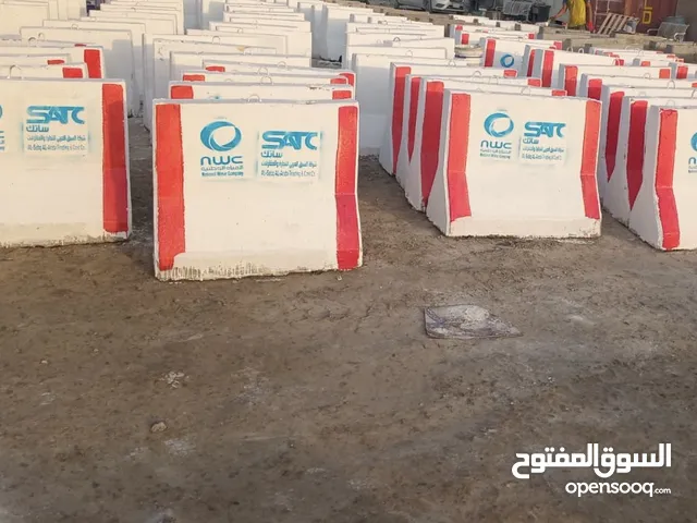 قواعد وحواجز خرسانية