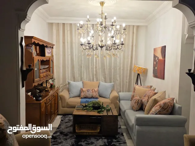 طقم كنب مميز ولون مميز بحاله الجديد بسعر مغري جداً