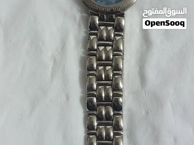 هذه ساعة من ماركة Cordon Bleu، وهي تُعتبر من القطع القابلة للجمع وتتميز بقرص مزين بقطع من حجر الأوبا