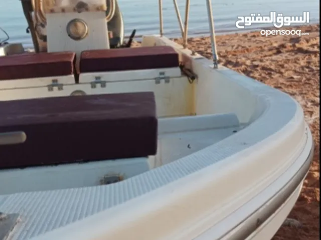 قارب للبيع