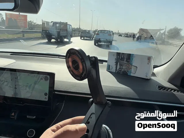 ستاند مع شاحن هاتف للسيارة