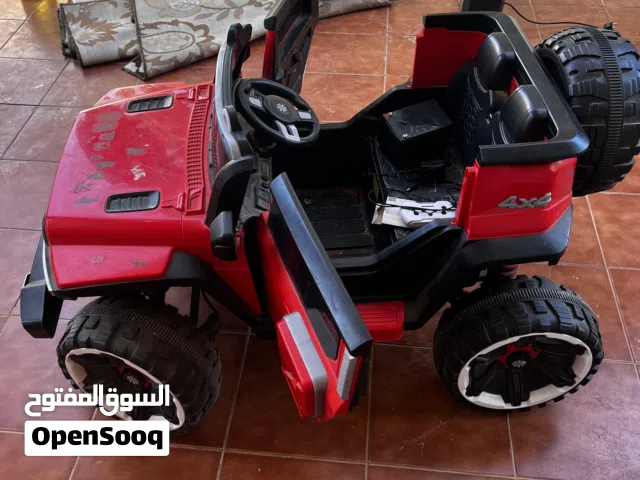 سيارة أطفال مشتملة استعمال محدود وتحتاج إلى بطارية فقط والشراء بالتجريب ومعها ريموت تحكم