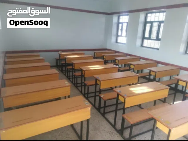 طاولات مدرسية مدمجة مصممة خصيصاً لتتحمل ضغط الاستخدام اليومي.
