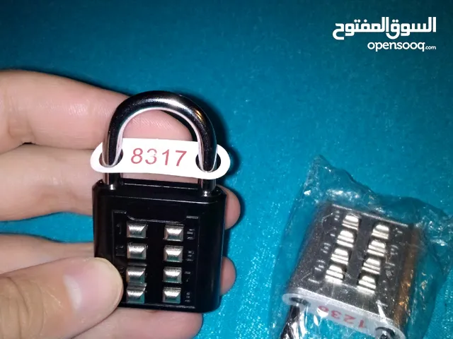قفل معدني مع رقم سري