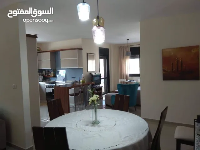 شقة مميزة للبيع – عين منجد / رام الله الموقع: عمارة السعادة – مقابل قيادة الشرطة مباشرة