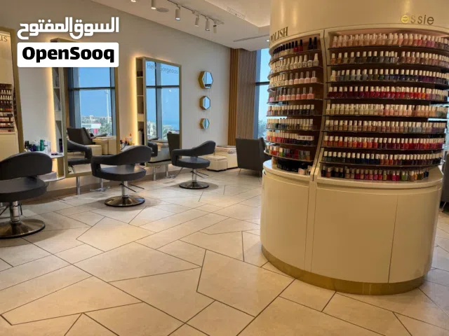 للبيع صالون نسائي مع المعدات والستوك كامل  مطل على البحر  بدون الرخصه والعماله سبب البيع عدم التفرغ