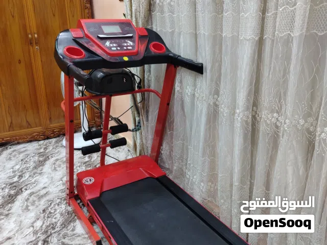 جهاز مشي يوجد فيه اثقال وسماعة صوت ونبض القلب وتحكم السرعة وارتفاع الجهاز للأعلى فيه رجاج للخصر وبطن