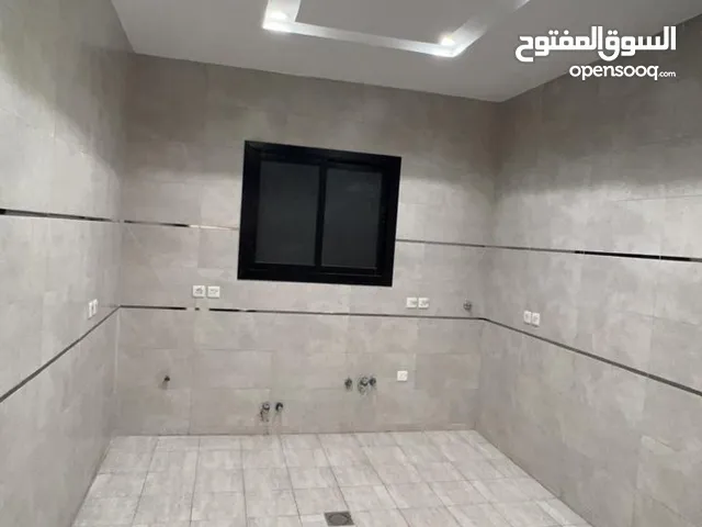 شقة للايجار السنوي في مكة المكرمة حي الزايدي تتألف من خمس غرف نوم وصاله ومطبخ راكب مكيفات سبليت راكب