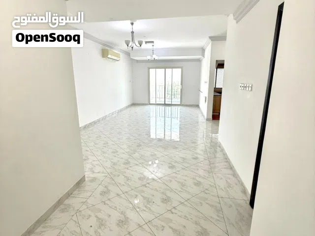 للإيجار شقة مميزة في الخوض السابعة  بتشطيبات راقيه  وتصميم عصري ومساحات كبيره وموقع ممتاز