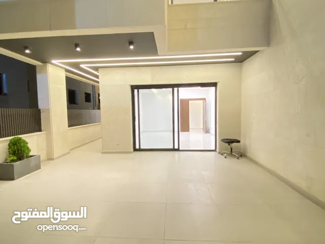بسعر مميز جداا شقة ارضية 215 م وتراس 50 م على طريق المطار حي الصحابه بسعر مغري جدا